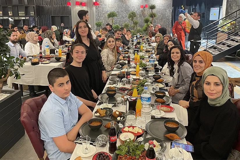 Arnikon Crane a réuni des amis à la table de l'iftar pendant le Ramadan
