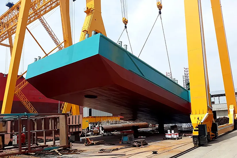 Capacités de livraison des grues de chantier naval 150 tonnes, 100 tonnes, 60 tonnes.