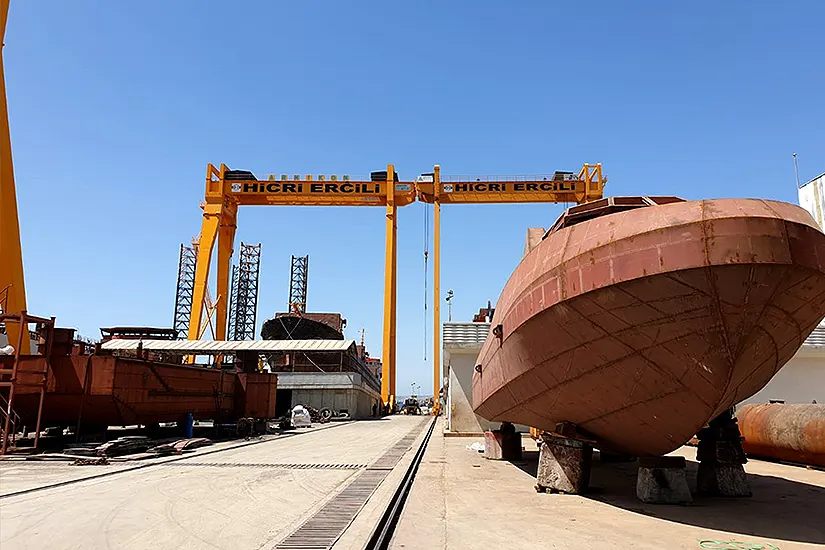 Capacités de livraison des grues de chantier naval 150 tonnes, 100 tonnes, 60 tonnes.